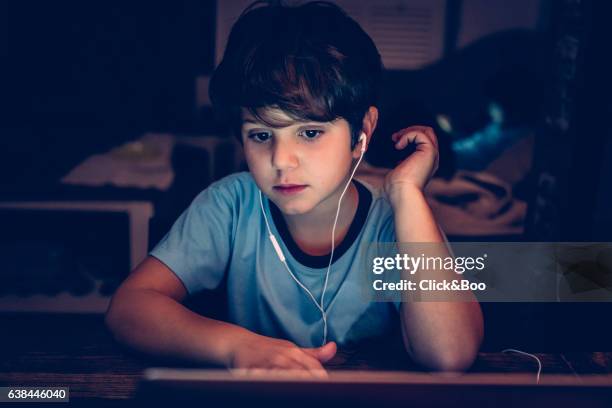 boy working with a computer - new technologies - niño de escuela primaria stock-fotos und bilder