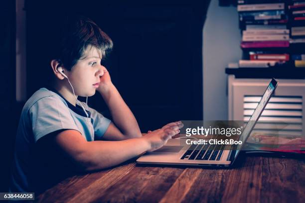 boy working with a computer - new technologies - niño de escuela primaria stockfoto's en -beelden