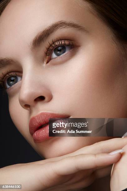 cosmetic close up of a beautiful woman - menschliches gesicht fotografías e imágenes de stock