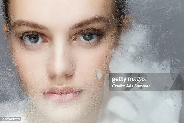 iceprincess- close up of a female face behind a window - verdecktes gesicht imagens e fotografias de stock