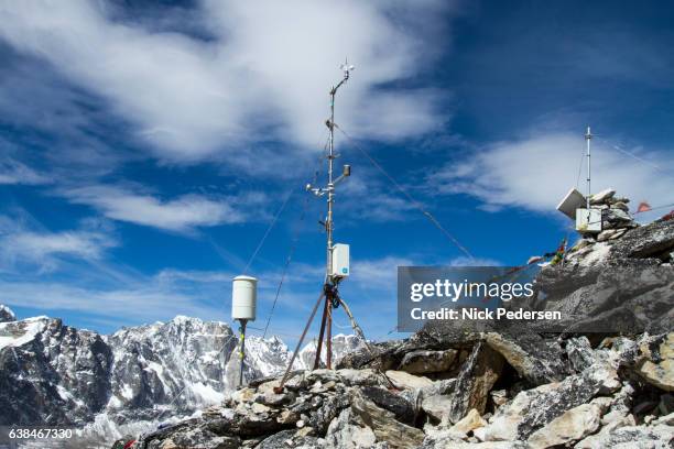 weather station at kala patthar - weather station fotografías e imágenes de stock