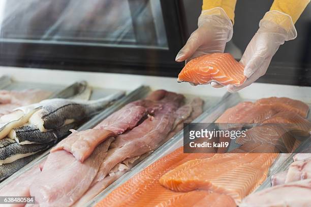 filetes de pescado fresco a la venta en tienda de mariscos - pescado fotografías e imágenes de stock