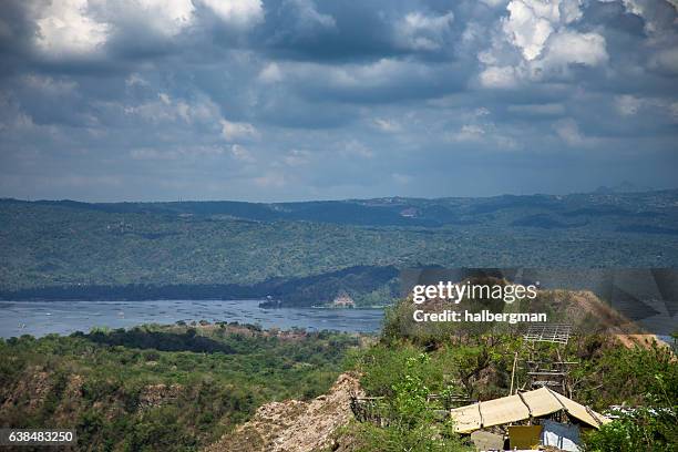 hut on volcano island, taal lake - taal volcano 個照片及圖片檔