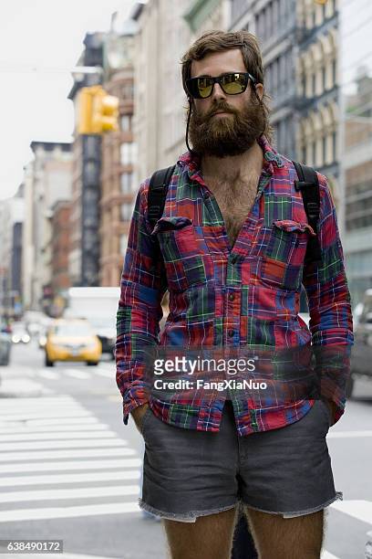 porträt eines jungen erwachsenen mannes mit bart in der innenstadt - behaart stock-fotos und bilder