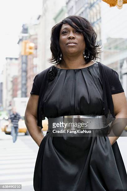 black adult woman looking ahead in downtown city - big beautiful black women 個照片及圖片檔