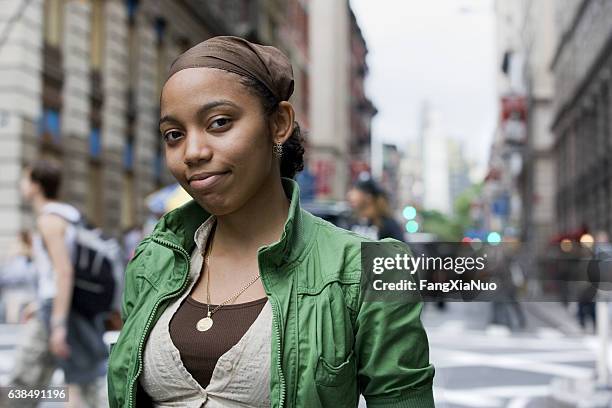 portrait of young hispanic woman in downtown city - coolpad stockfoto's en -beelden