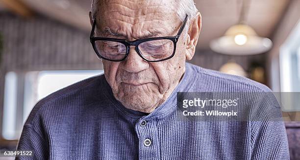 nonno che indossa apparecchi acustici lettura reflected restaurant menu - occhiali a montatura spessa foto e immagini stock