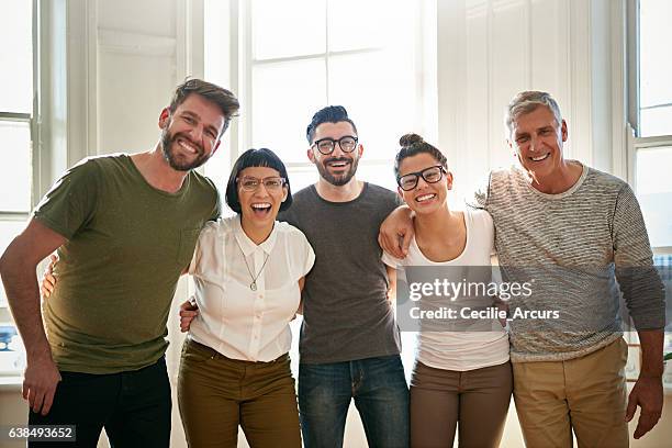 glückliche teams sind inspirierte teams - gruppenbild business stock-fotos und bilder