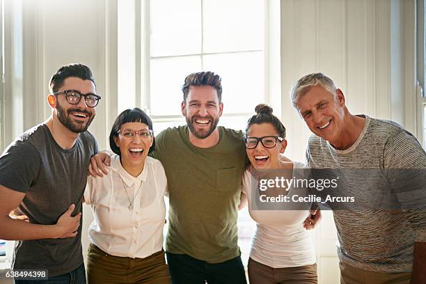 das team, das lächelt, gedeiht - gruppenbild business stock-fotos und bilder