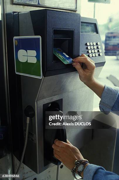 Cabine téléphonique à carte bancaire le 28 juillet 1987 à Paris, France.