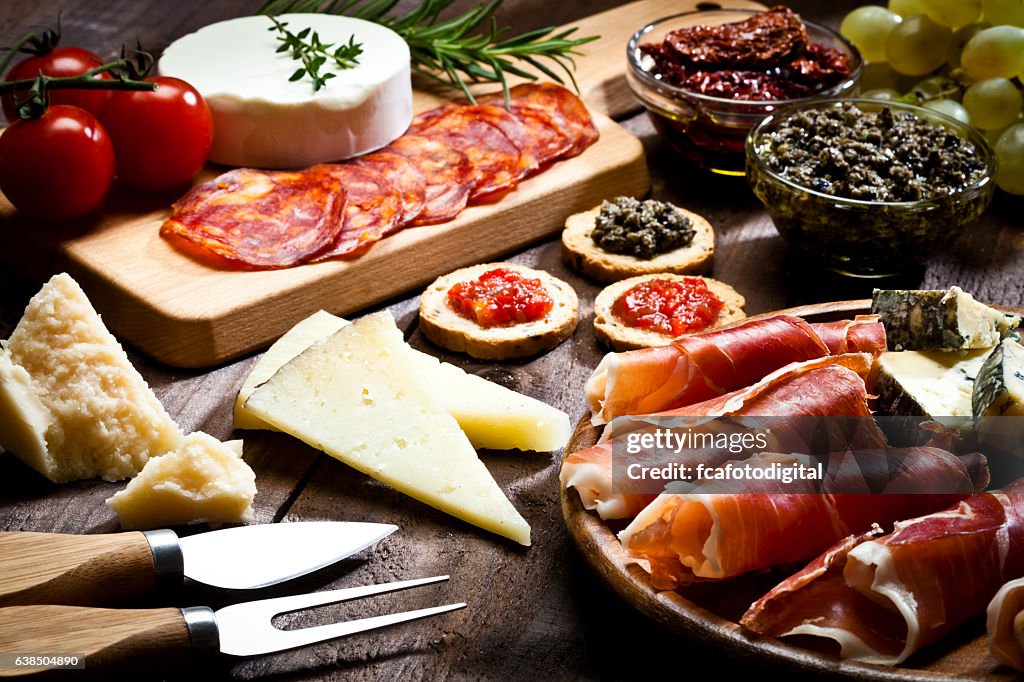 Delicioso aperitivo sobre mesa de madera rústica