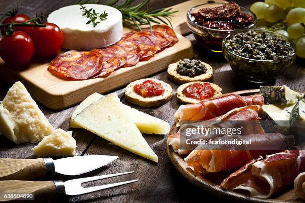 delicious appetizer on rustic wood table - crostini imagens e fotografias de stock