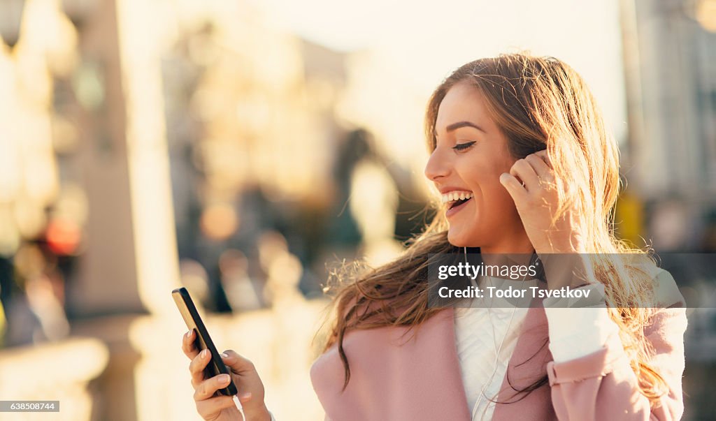 Frau Musik hören im Freien