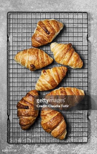 croissant - tabuleiro para arrefecer imagens e fotografias de stock