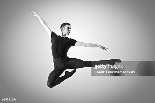 foto em preto e branco de um bailarino masculino pulando - balé - fotografias e filmes do acervo
