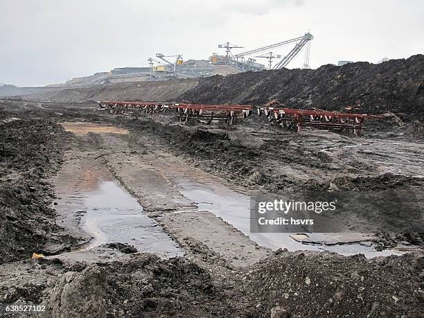 vista a la mina de carbón con máquinas y cinta transportadora - mina de superficie fotografías e imágenes de stock