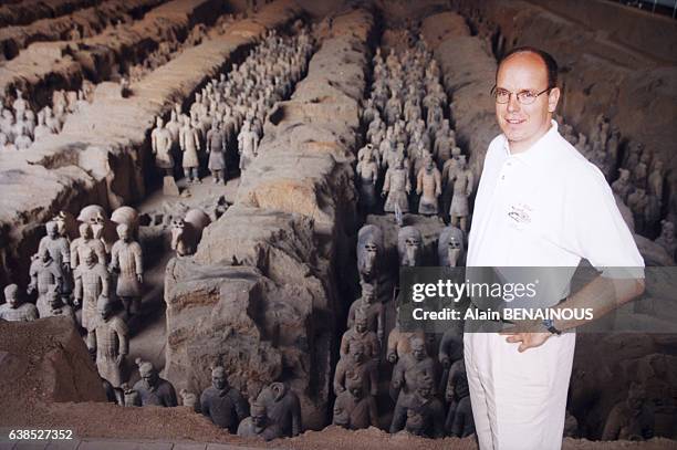 Portrait du Prince Albert de Monaco près de l'armée des soldats chinois en terre cuite au musée le 13 juin 1999 à Xian, Chine.