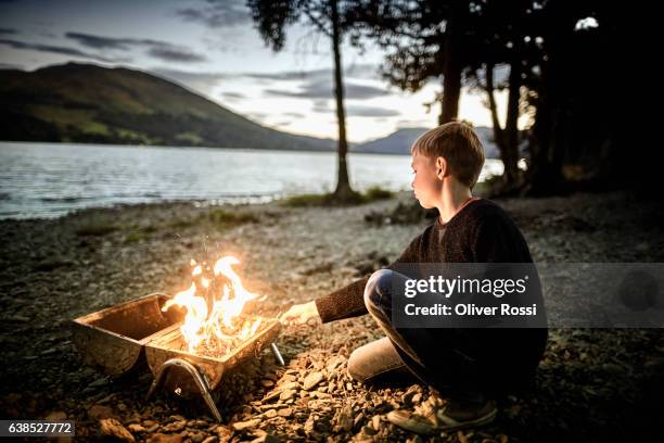 uk, scotland, boy making a fire - 10 11 jaar stockfoto's en -beelden