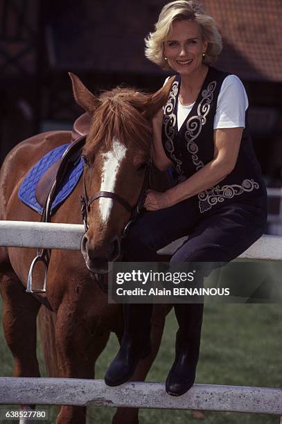 Catherine Matausch, présentatrice de télévision, au haras de Jardy, France, le 30 mai 1996.