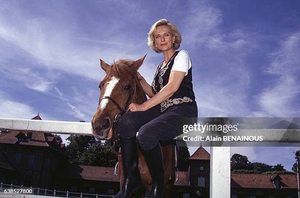 Catherine Matausch, présentatrice de télévision, au haras de Jardy, France, le 30 mai 1996.