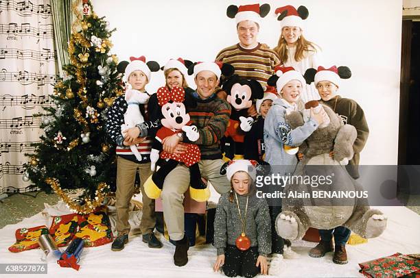 La journaliste Marie-Laure Augry, le footballeur Jean-Pierre Papin et le judoka David Douillet sont entourés d'enfants à l'occasion des fêtes de Noël...