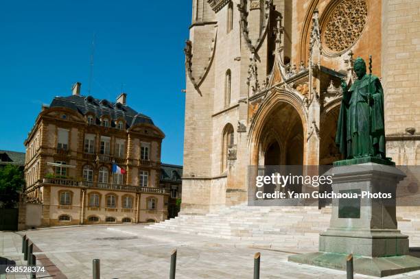 notre-dame et saint-privat cathedral, mende, lozere, languedoc roussillon, france - mende fotografías e imágenes de stock