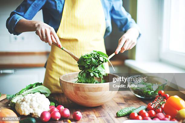 frescos produtos hortícolas - salad imagens e fotografias de stock