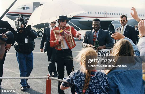 Michael Jackson arrive à Prague quelques jours avant le premier concert de sa tournée européenne 'Kingdom', le 4 septembre 1996, à Prague,...