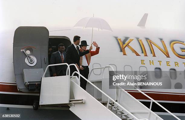 Michael Jackson arrive à Prague quelques jours avant le premier concert de sa tournée européenne 'Kingdom', le 4 septembre 1996, à Prague,...