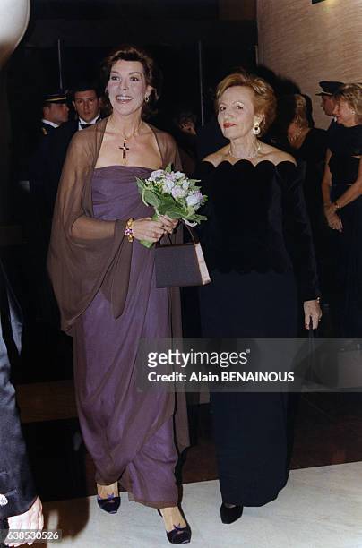 La Princesse Caroline arrive en compagnie d'Irène Faggionato au défilé Dior organisé au profit de l'association Soeur Marie, le 23 octobre 1998, à...