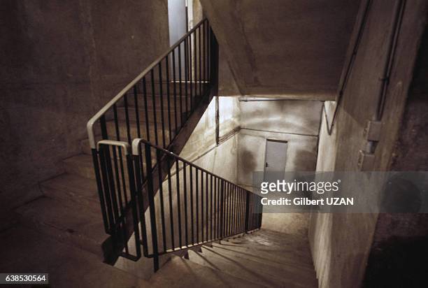 Cage d'escalier dans les années 1980 à Paris, France.