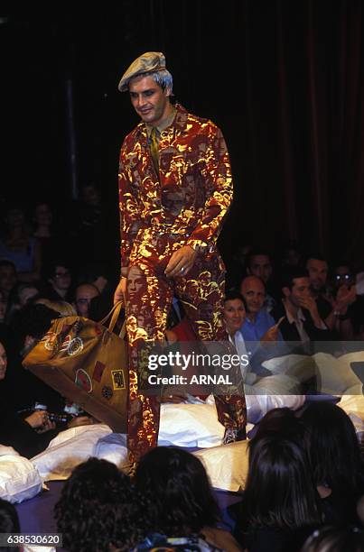 Un homme défile en tenue militaire lors du défilé Jean-Paul Gaultier Prêt-à-porter Printemps/Eté 1993 en juillet 1992 à Paris, France.