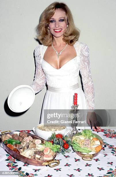 Spanish actress Silvia Tortosa with its Christmas dish, 2nd December 1996, Madrid, Spain.