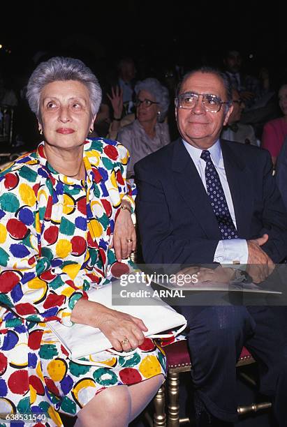 Pierre Bérégovoy et son épouse Gilberte lors d'un défilé Nina Ricci en juillet 1988 à Paris, France.
