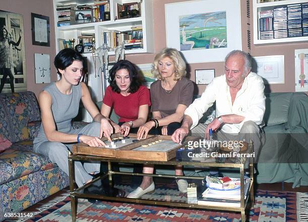 The Argentina actress Rossana Yanni with her husband Johnny and daughters Shona and Sharon, 16th April 1996, Madrid, Spain.
