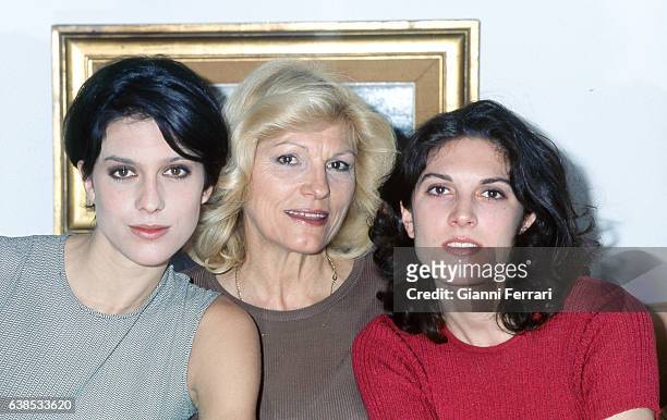 The Argentina actress Rossana Yanni with her daughters Shona and Sharon, 16th April 1996, Madrid, Spain.