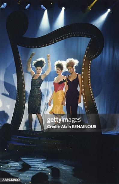 Mannequins portant des robes Dior lors du défilé de la cérémonie des Trophées de la mode, le 21 novembre 1996, à Paris, France.