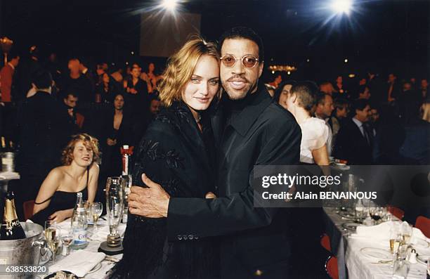 Le mannequin Amber Valletta et le chanteur Lionel Richie au dîner des Trophées de la mode, le 21 novembre 1996, à Paris, France.