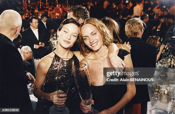 Le mannequin Amber Valletta lors du dîner des Trophées de la mode, le 21 novembre 1996, à Paris, France.