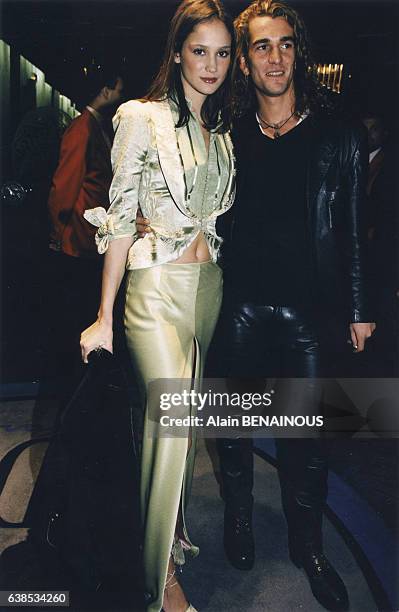 Le mannequin Ines Ribeiro et son mari, le photographe de mode, Alexandre de Basseville à la cérémonie des Trophées de la mode, le 21 novembre 1996, à...