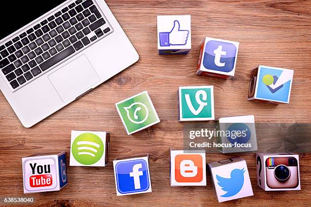 social media cubes and laptop on desk - mac laptop stock pictures, royalty-free photos & images