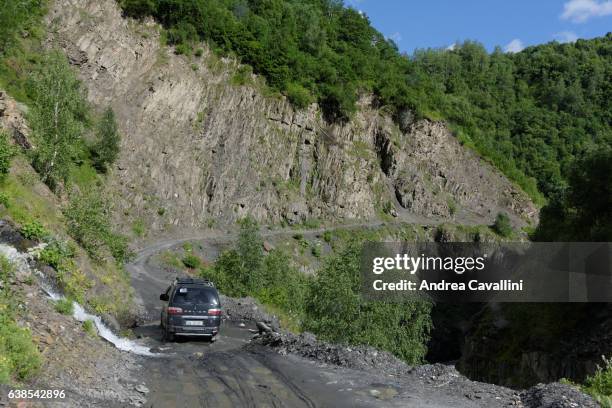 georgian mountain road - pericolo ストックフォトと画像