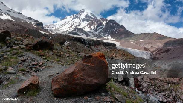 the trekking trail to kazbegi - 5000 metri fotografías e imágenes de stock