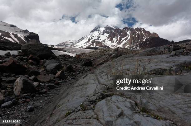 the trekking trail to kazbegi - 5000 metri bildbanksfoton och bilder