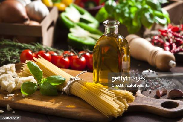 ingrediente para cocinar spaguetti italiano - pasta italiana fotografías e imágenes de stock