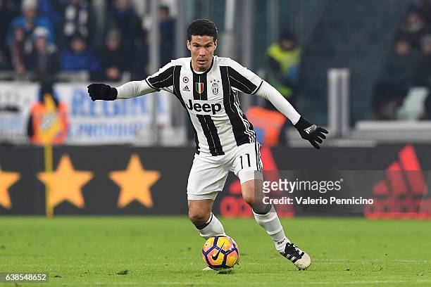 Anderson Hernanes of FC Juventus in action during the TIM Cup match between FC Juventus and Atalanta BC at Juventus Stadium on January 11, 2017 in...