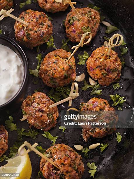 100% lamm -griechische fleischball platte - lamb stock-fotos und bilder