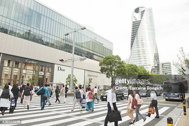 japoneses caminhando acoss faixa de pedestres lotados no cruzamento da rua nagoya - nagoya - fotografias e filmes do acervo