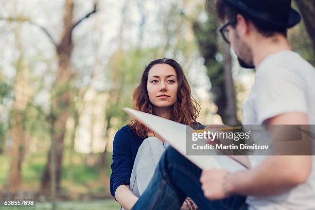 maler zeichnung junge frau - straßenmaler stock-fotos und bilder