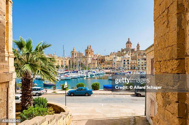 street and marina in senglea malta - maltese islands stockfoto's en -beelden